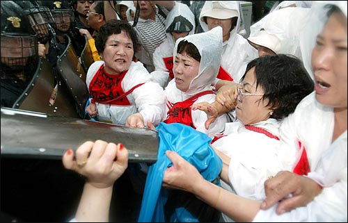 22일 오후 한총련 수배자 가족들이 '수배해제'를 요구하며 청와대 입구를 봉쇄한 경찰들에게 강력하게 항의하고 있다. 